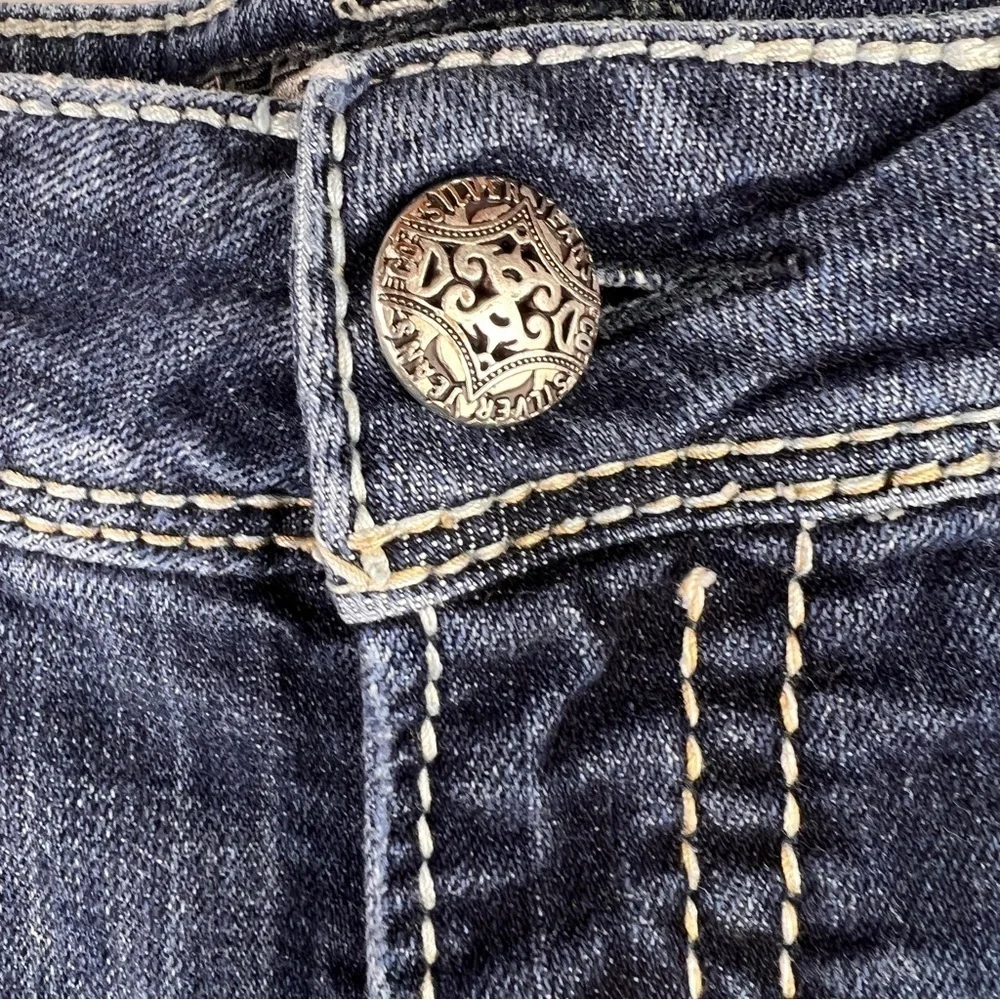 SILVER JEANS SHORTS. WAIST 29. No rips, tears or distressing. 4 pockets.